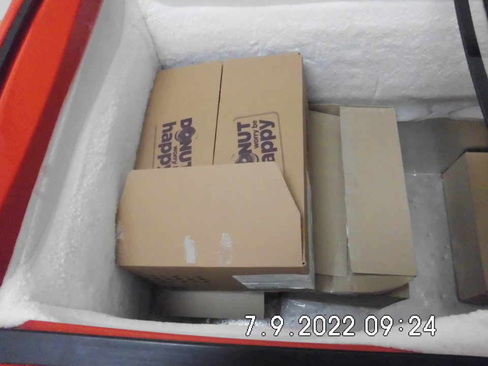 znečitené dno a hrubá námraza mraziaceho boxu na polotovary v sklade potravín