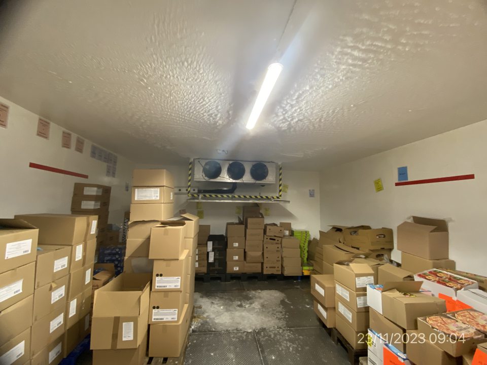 v mraziacom boxe na hlbokozmrazené polotovary - hrubá námraza na podlahe a na strope