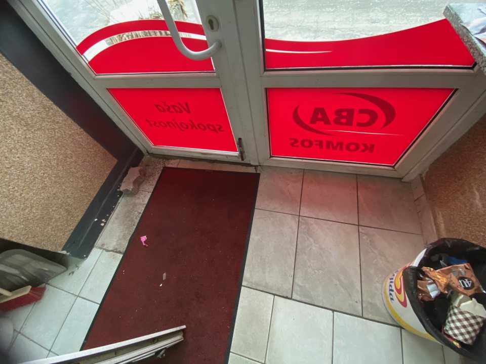 hygienicky a technicky nevyhovujúce steny/maľba/, podlahy/necelistvosť/ ,poškodené drevené dvere