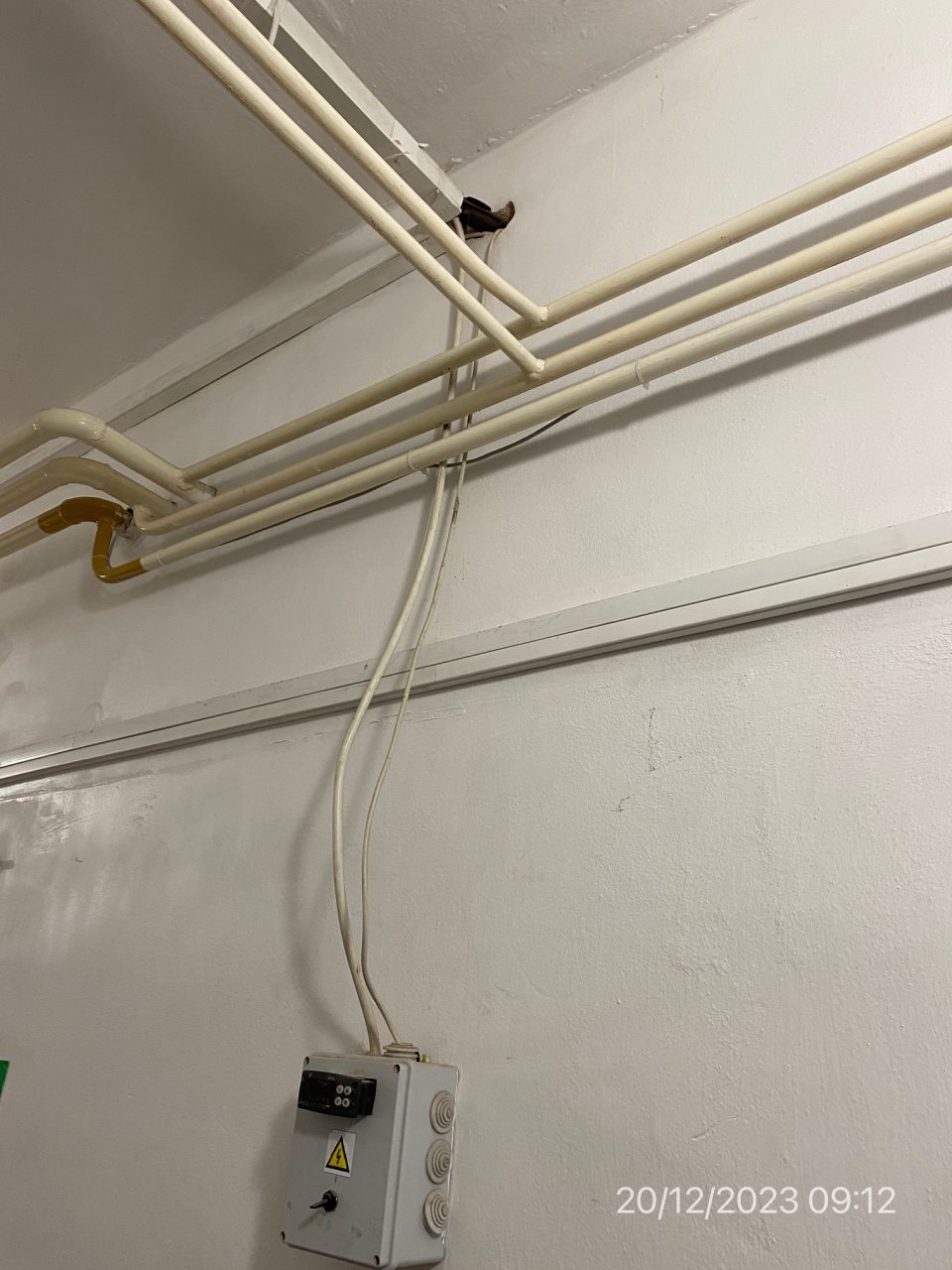 hygienicky a technicky nevyhovujúce steny/maľba/, podlahy/necelistvosť/ ,poškodené drevené dvere