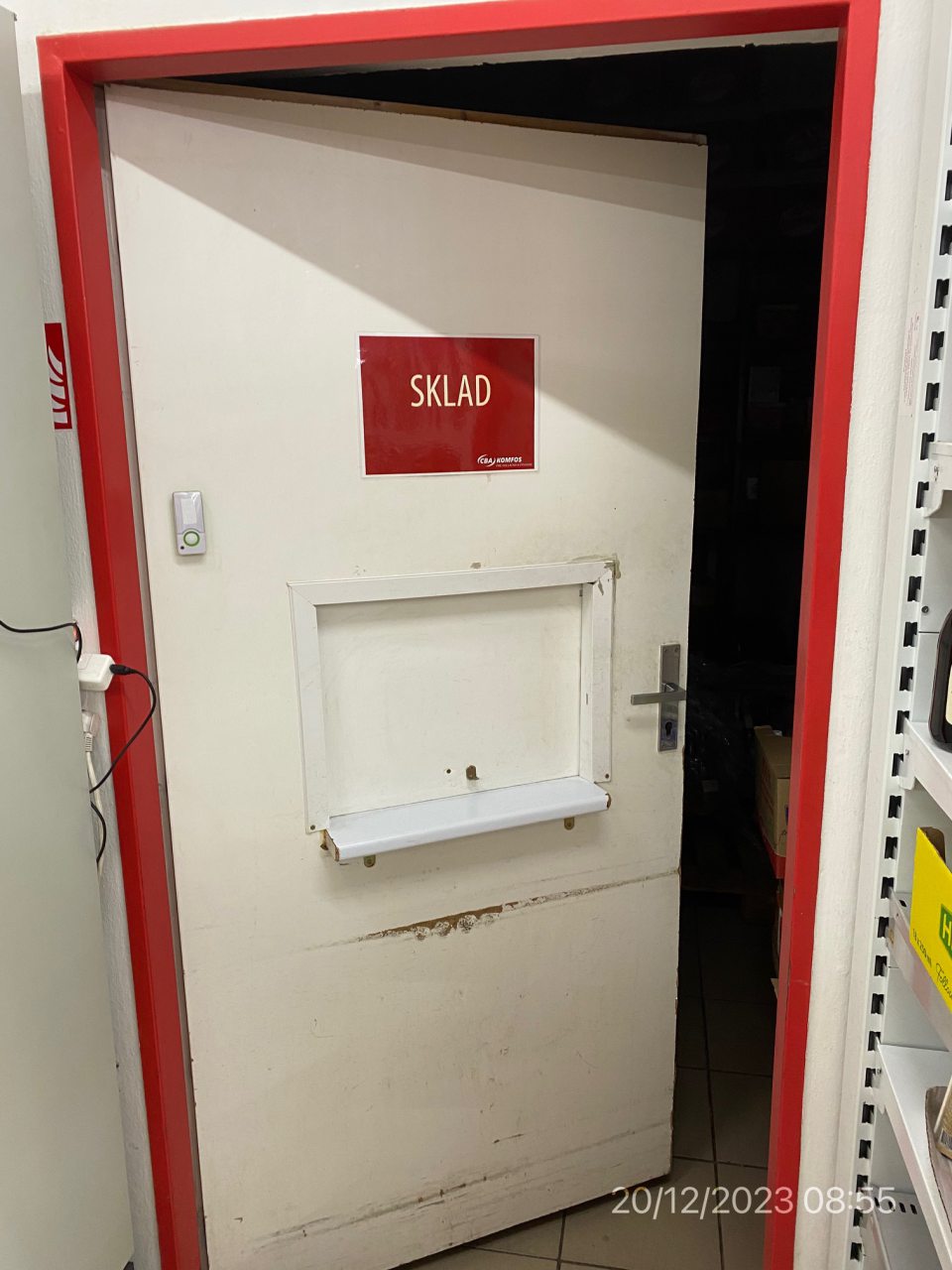 hygienicky a technicky nevyhovujúce steny/maľba/, podlahy/necelistvosť/ ,poškodené drevené dvere