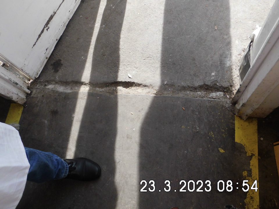 nedostatočné tesnenie dverí v sklade do vonkajšieho prostredia proti vniknutiu hlodavcov