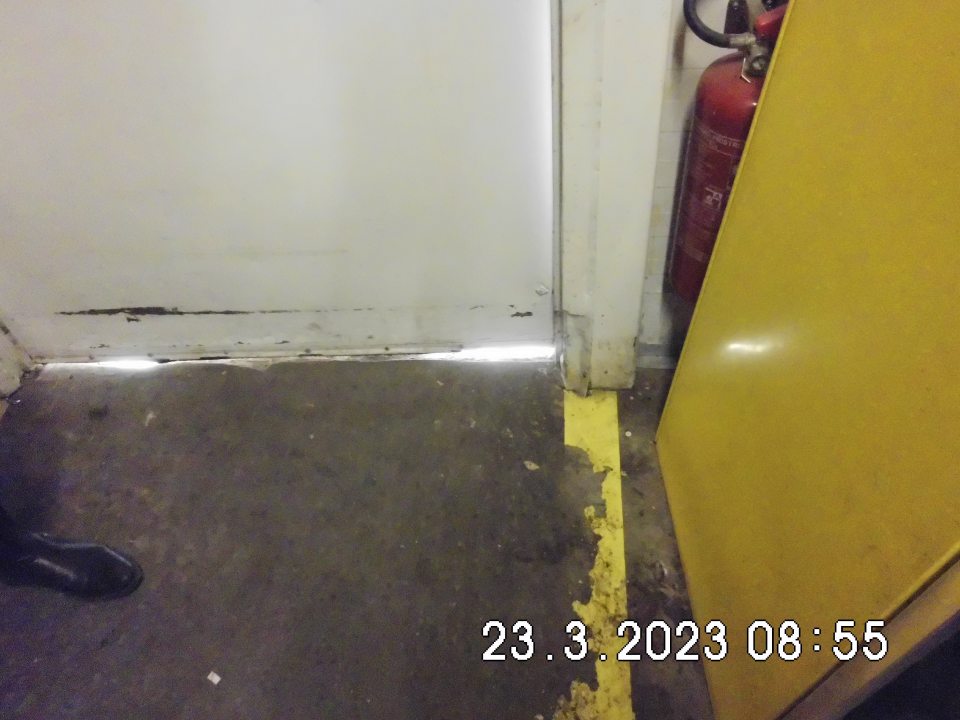 nedostatočné tesnenie dverí v sklade do vonajšieho prostredia proti vniknutiu hlodavcov, špáry, poškodený prah a výtlky v betónovej podlahe