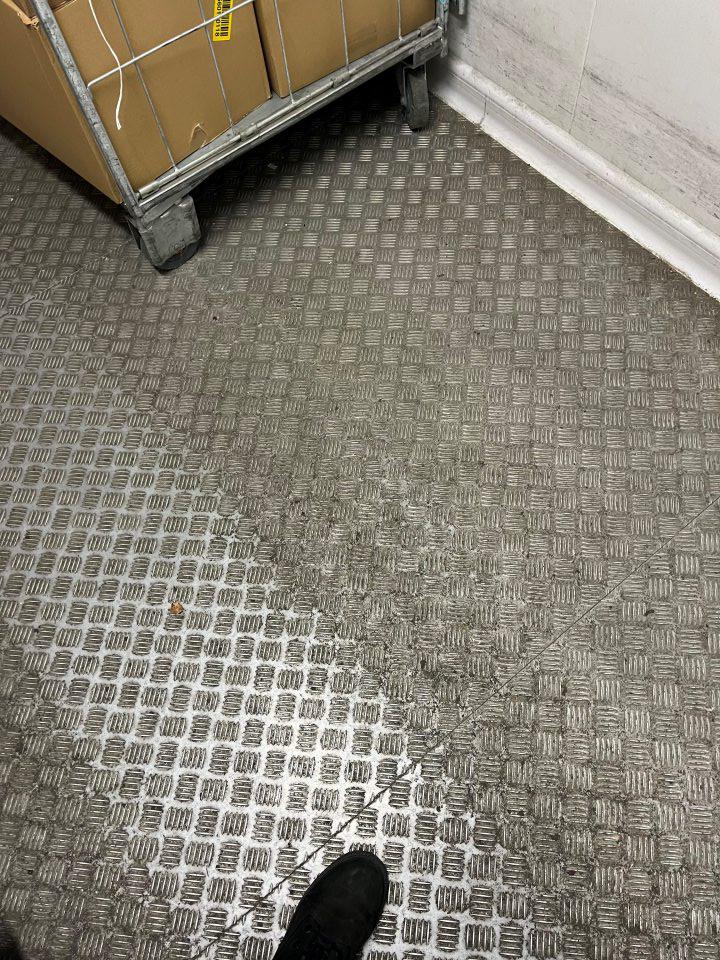  zázemí nevyhovujúci hygienický a technický stav podlahy v mraziacom boxe/ hrubé nečistoty a nánosy/