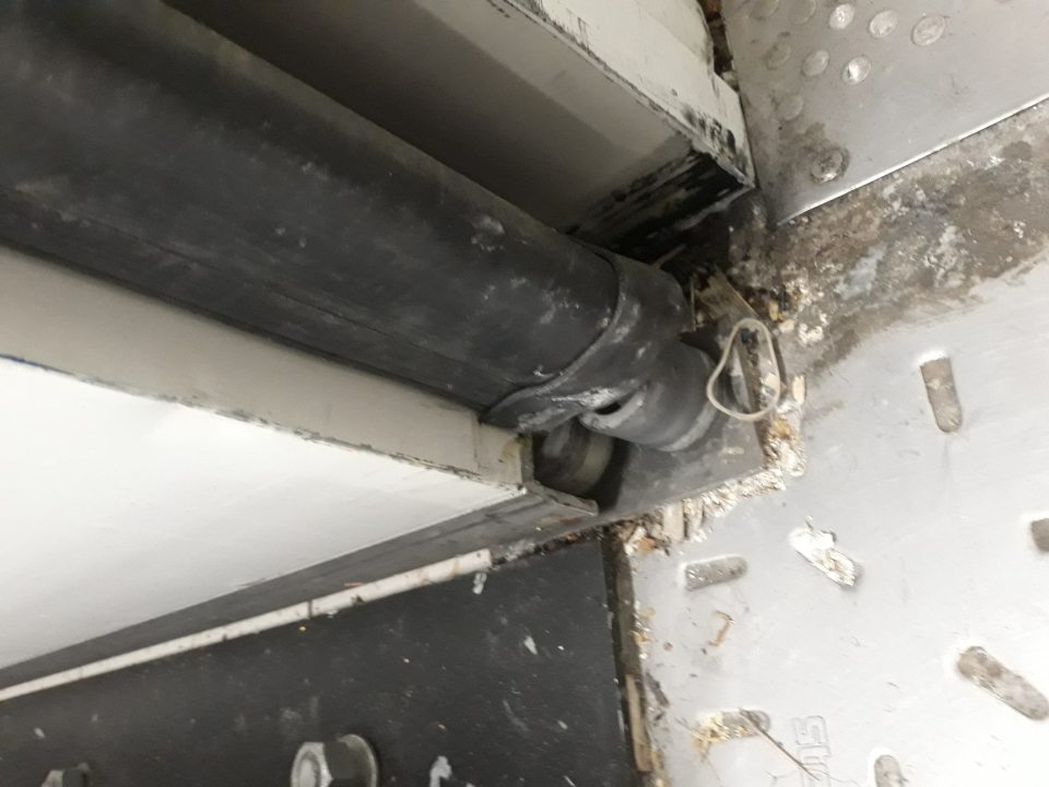 V skladovom priestore podlaha z oboch strán dverí pri vstupe do chladiaceho boxu s názvom ,, Box 1 MOPRO 2-6℃ určeného na skladovanie mliečnych výrobkov silne znečistená hrubou vrstvou špiny, prachom a mechanickými nečistotami.