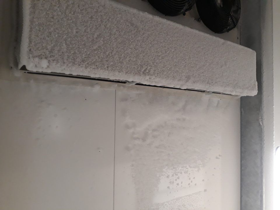 V skladovom priestore v mraziacom boxe s názvom ,,Mrazené pečivo pod -18℃ určeného na skladovanie hlbokozmrazeného pekárskeho polotovaru určeného na dopekanie silný výskyt námrazy na strope, na agregáte.