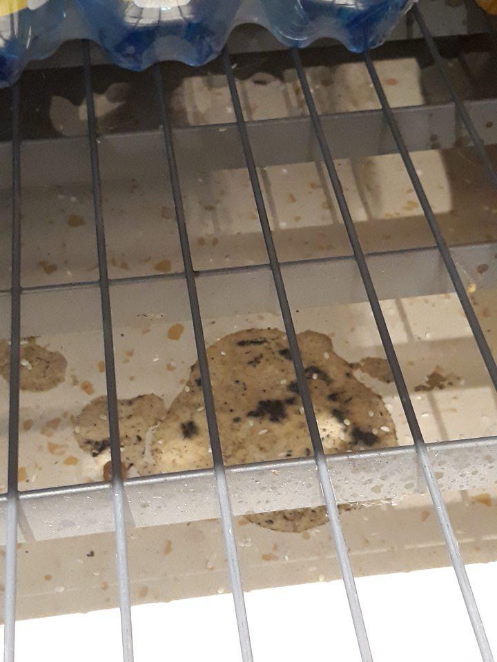 Na predajnej ploche podlaha pod regálom na vystavovanie a predaj minerálnej vody silne znečistená hrubou vrstvou špiny s výskytom plesne, mechanickými nečistotami a zvyškami predávaného tovaru.
