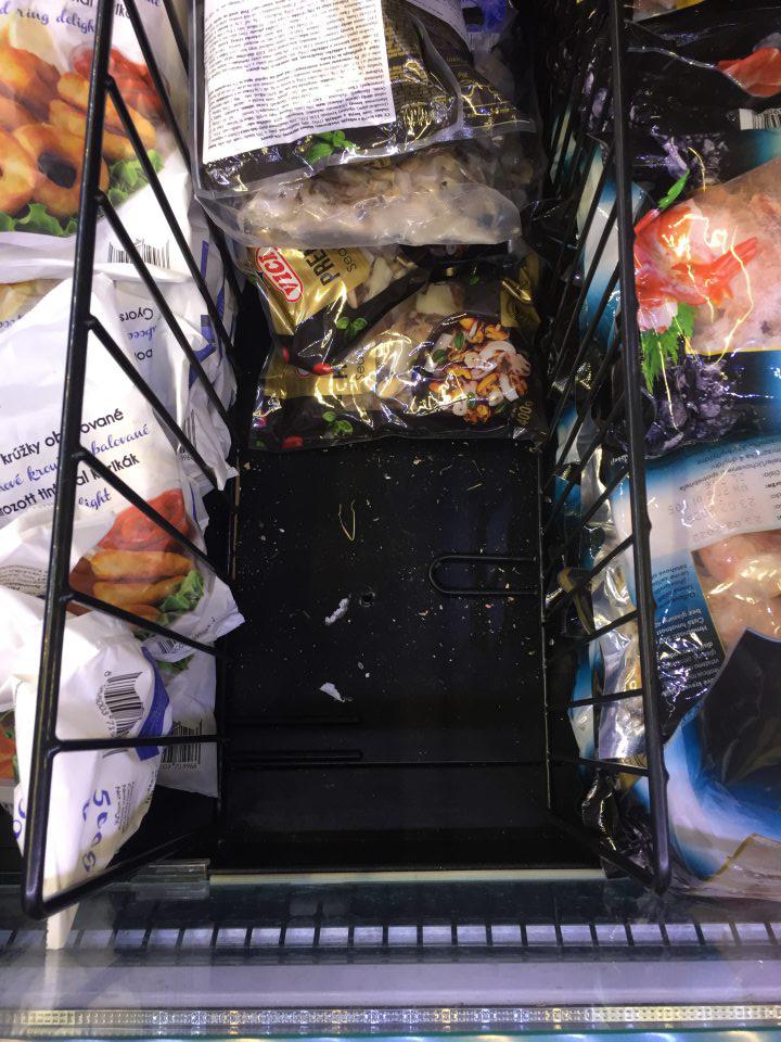 Úložná plocha mraziaceho zariadenia  na vystavovanie a predaj  hlbokozmrazených produktov rybolovu  znečistená prachom, špinou a  mechanickými nečistotami.