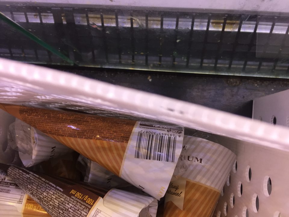 Úložná plocha a priestor pod mriežkou  mraziaceho zariadenia  slúžiaceho na  vystavovanie a predaj  mrazených krémov boli  znečistené prachom,  špinou  a zvyškami predávaného sortimentu.