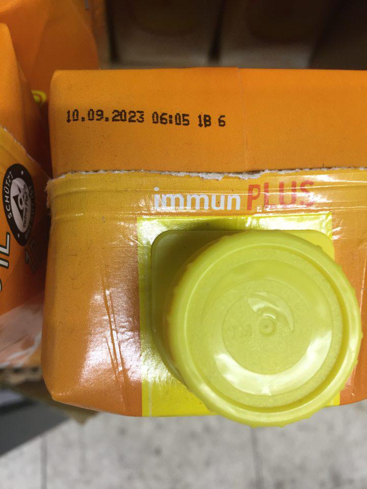 Na predajnej ploche  na predaj pre konečného spotrebiteľa bola zistená potravina po uplynutí dátumu minimálnej trvanlivosti   -  Rauch  Happy day immun plus  viacdruhový ovocný nektár vyrobený z koncentrátu  a čiastočne z pyré koncentrátu s 2 vitamínmi a zinkom. DMT: 10.09.2023 t.j. 38 dní po uplynutí DMT, počet 20 ks  o objeme 20 l v celkovej predajnej cene  43,80 eur.