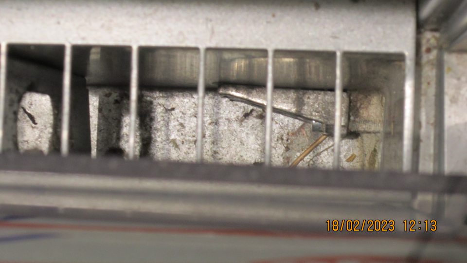 Na predajnej ploche v časti predaja mliečnych výrobkov v otvorenom chladiacom zariadení znečistený priestor pod mriežkou a kovová konštrukcia mriežky prachom, zaschnutou špinou a napadanými nečistotami.