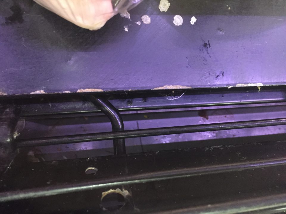 V chladiacom zariadení slúžiacom na vystavovanie a predaj chladenej hydiny na viacerých miestach poškodený náter úložnej plochy.