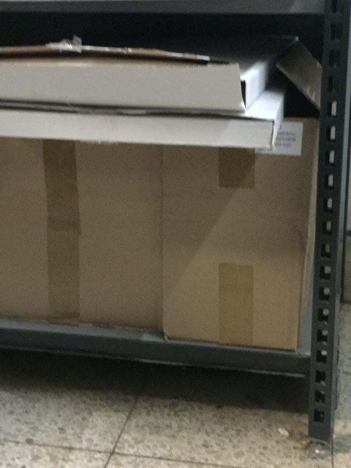 Podlaha pod regálom slúžiacim na uskladnenie obalov pre pekárske výrobky a papierov na dopek vedľa vstupných dverí do miestnosti pekárne bola znečistená prachom, špinou a mechanickými nečistotami.