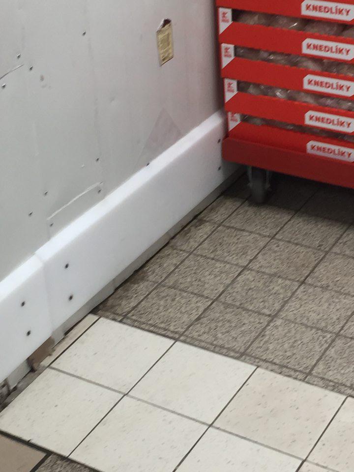 Podlaha v chladiacom boxe slúžiacom na skladovanie mliečnych výrobkov a parených knedlí bola znečistená, poškodená, obitá a opotrebovaná. 
