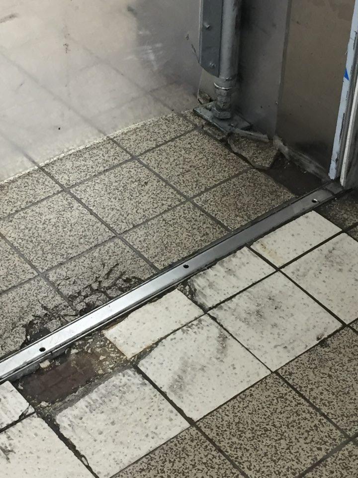 Podlaha v mraziacom boxe, kde boli uskladnené hlbokozmrazené pekárske výrobky bola poškodená, obitá, opotrebovaná. 