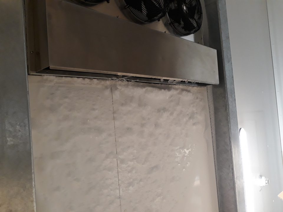 Na strope a stene v mraziacom boxe pre mrazené pečivo zistený silný výskyt námrazy.