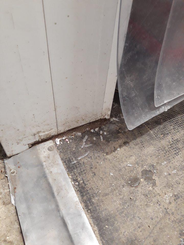 V mraziacom boxe znečistená podlaha mechanickými nečistotami a zvyškami skladovaného tovaru.