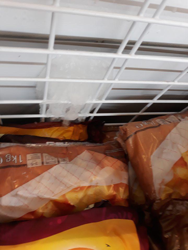 Na predajnej ploche v mraziacom zariadení slúžiacom na vystavovanie a predaj hlbokozmrazených výrobkov /Obaľovaných hranolčekov s barbecue príchuťou a Zemiakových mesiačikov so šupkou/ na viacerých miestach silný výskyt námrazy.