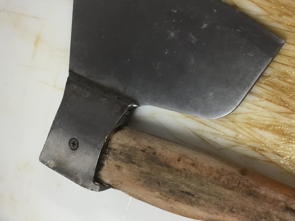 Poškodený a znečistený povrch plastového klátu.