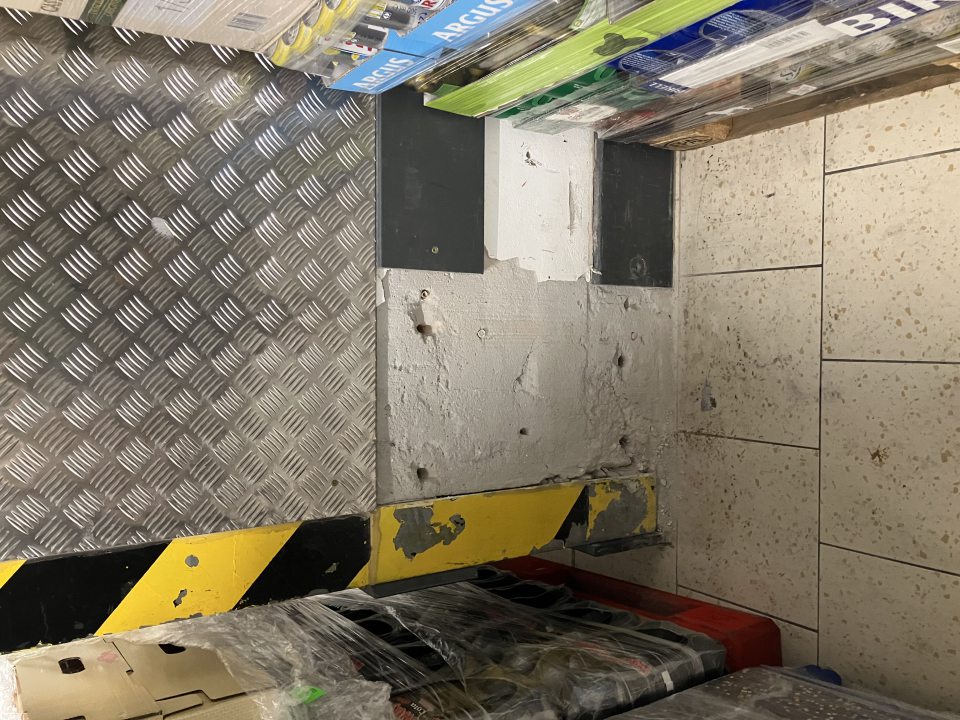 Poškodená stena na príme.