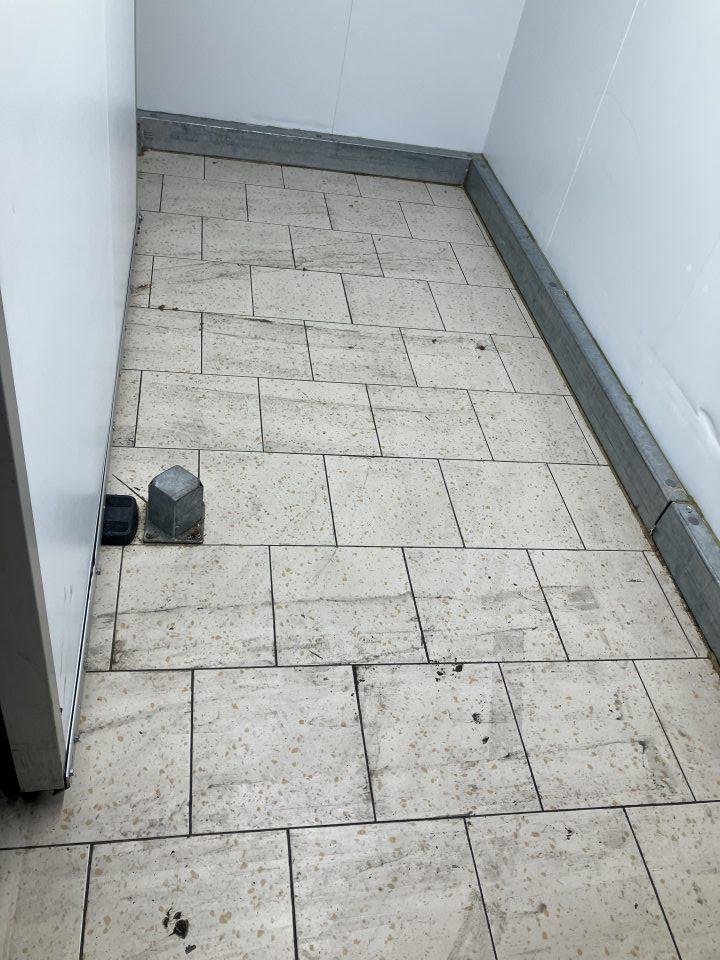 Znečistená podlaha v chladiacom sklade mäsa.