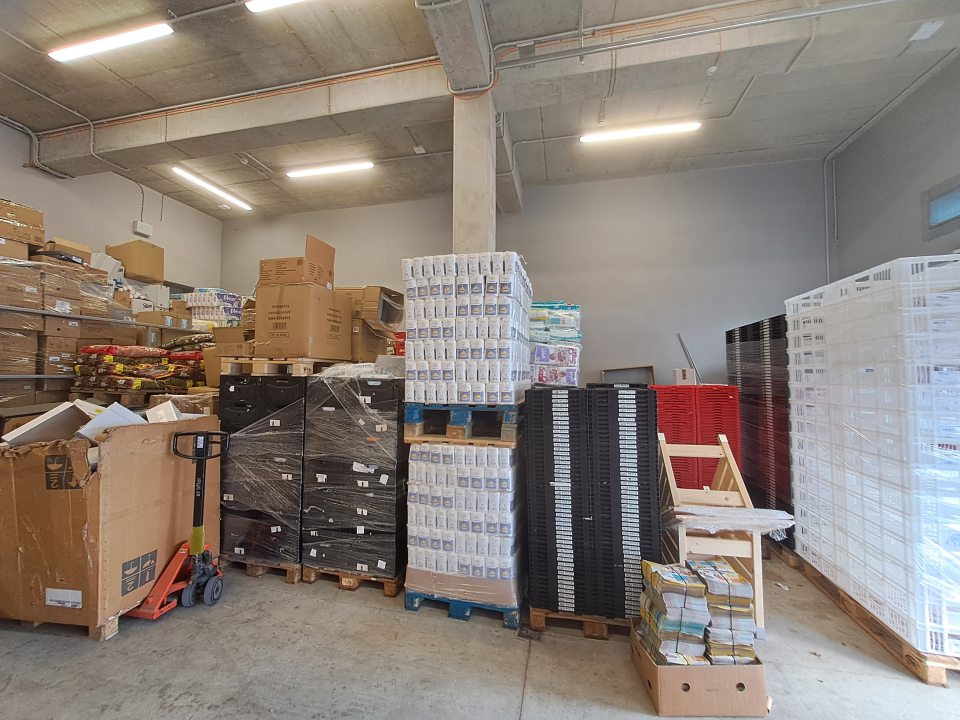 V priestore príjmu tovaru pod príjmovou rampou bolo zistené spoločné skladovanie 2 paliet Korunného kryštálového cukru od výrobcu Slovenské cukrovary s.r.o., Cukrovarská 726, Sereď, spoločne s plastovými prepravkami, drevennými debničkami, skladovaným plastovým odpadom vo vreciach a kartónovým odpadom.