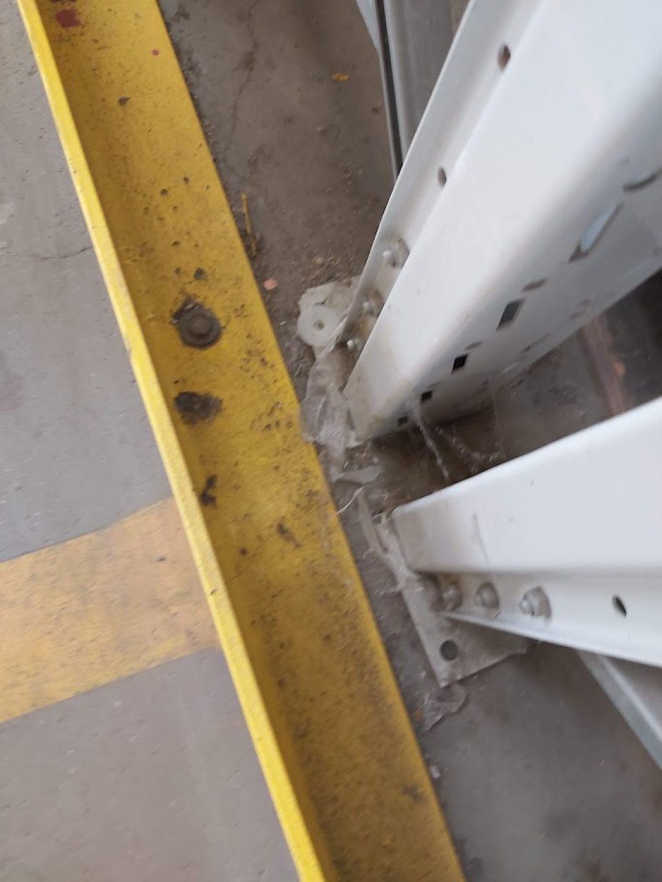 Znečistená podlaha na ťažšie dostupných miestach