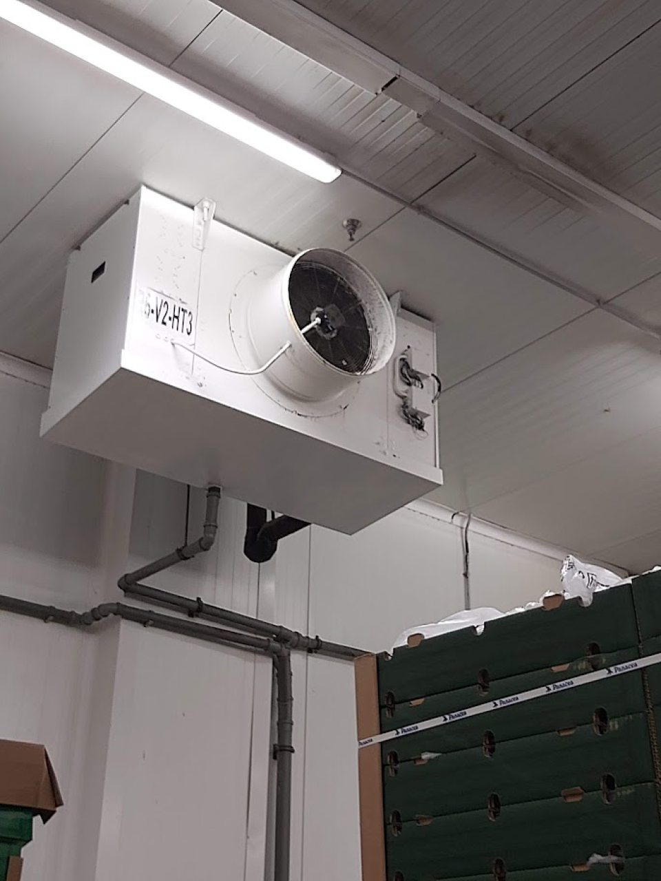 Znečistená klimatizačná jednotka v sklade zeleniny