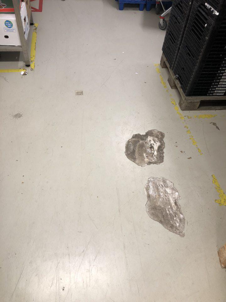 Poškodená podlaha v manipulačej chodbe