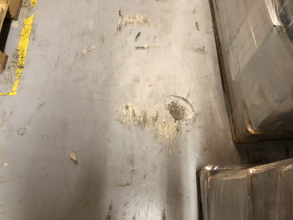 Poškodená podlaha v sklade.