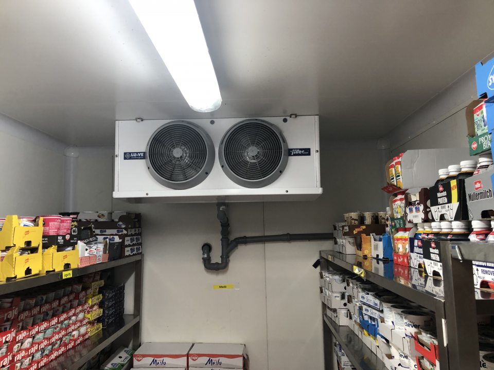 Znečistený kryt ventilátora na chladiacej jednotke v sklade v chladiacom boxe na mäsové výrobky.