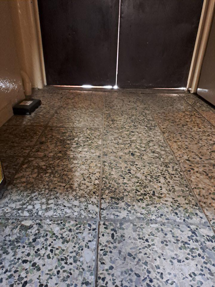 Nedostatočne utesnené dvere v spodnej časti v priestore príjmu potravín