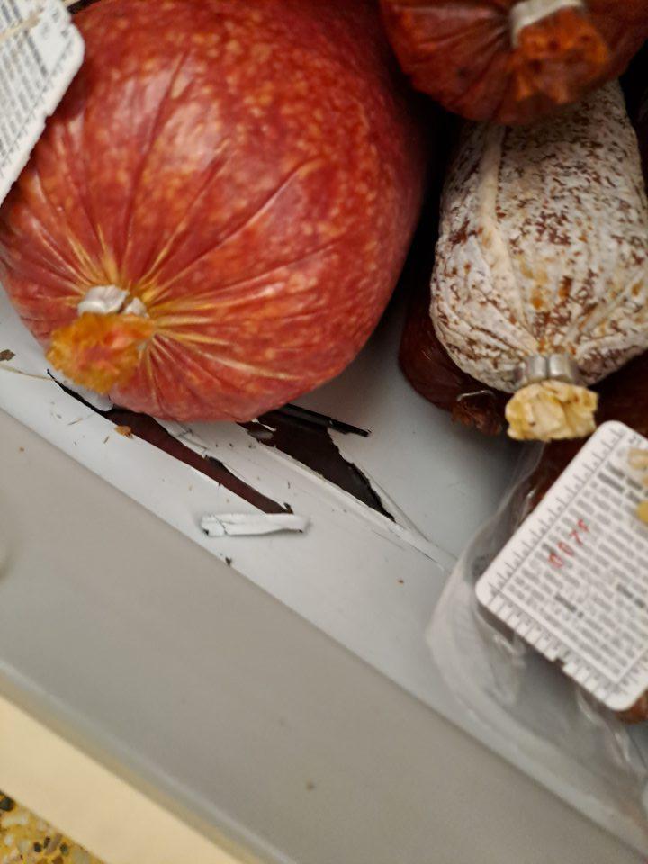 Poškodený povrch chladiacej vitríny na mäsové výrobky v spodnej časti 