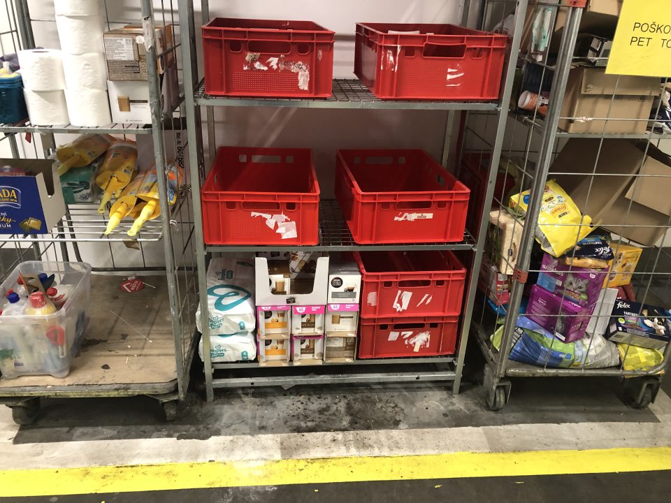 Znečistená podlaha pod regálmi s odpisom