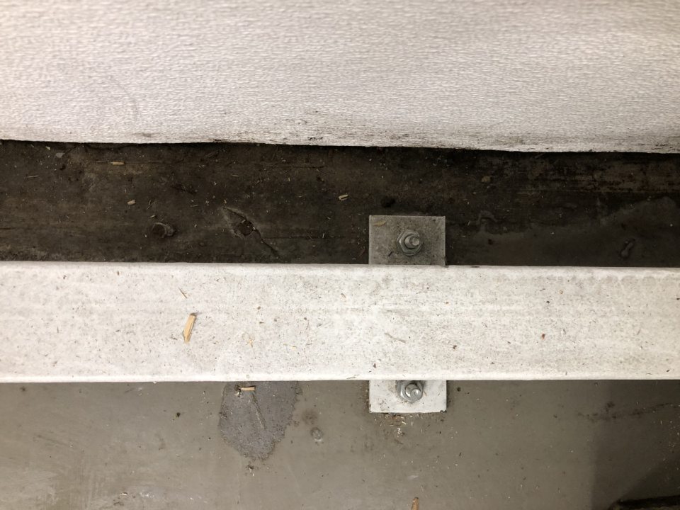 Znečistené kovové zábrany a podlaha za kovovými zábranami