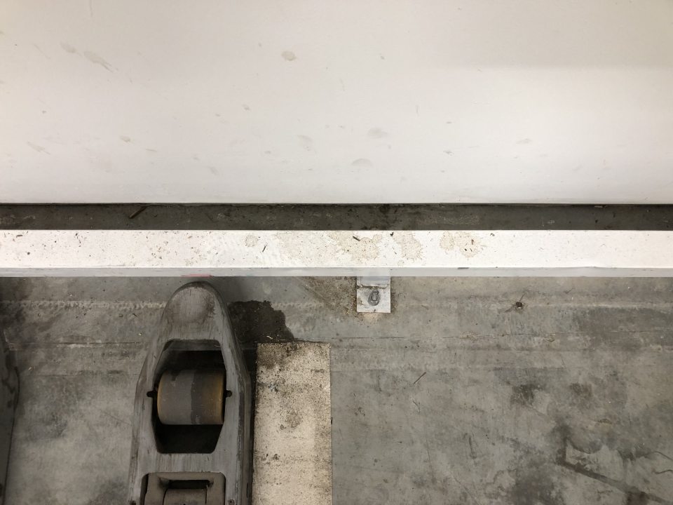 Znečistená podlaha pod paletami s trvanlivým mliekom