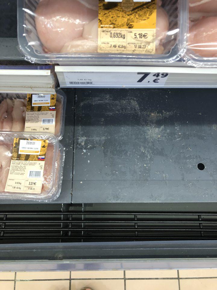 Znečistený regál na uskladnenie baleného chladeného hydinového mäsa