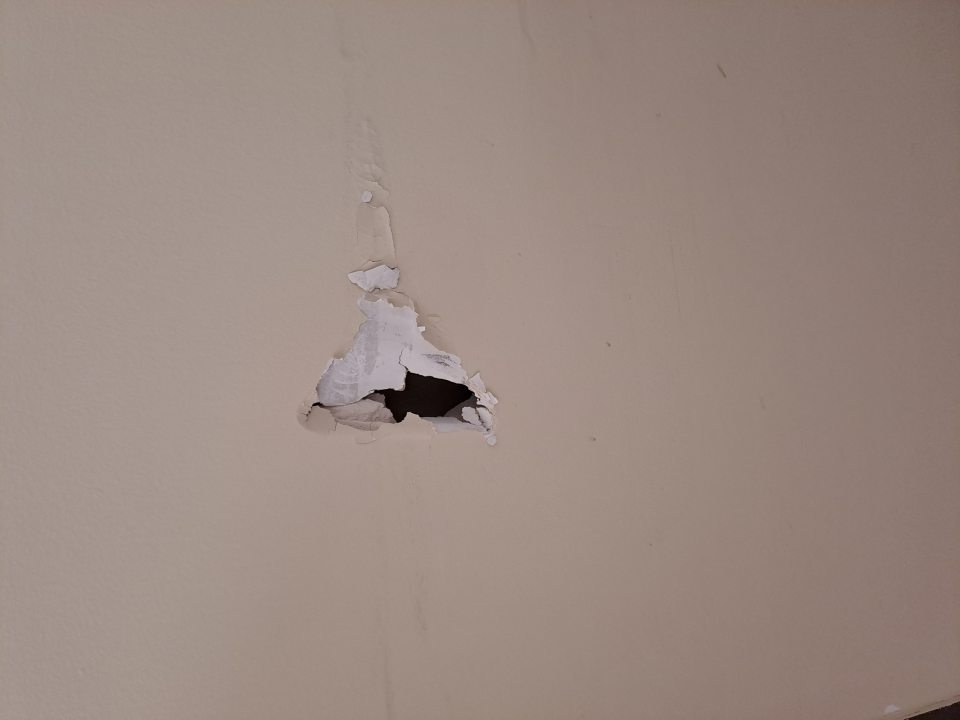 Poškodené steny v manipulačnej chodbe