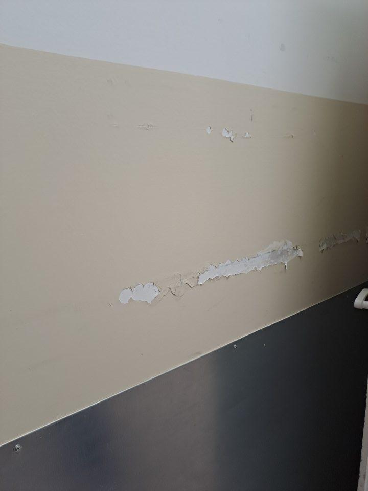 Poškodená stena v manipulačnej chodbe