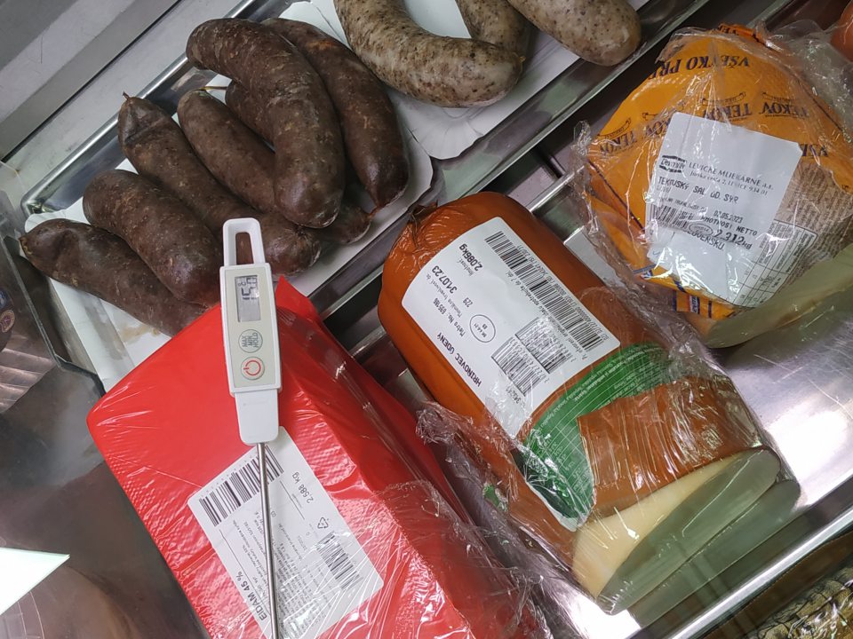 Nedodržanie chladiarenského reťazca v mäsovej vitríne.
