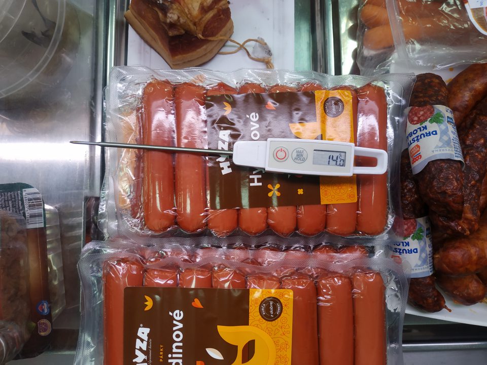 Nedodržanie chladiarenského reťazca v mäsovej vitríne.