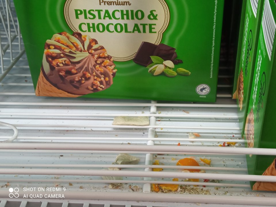 Znečistenie spodnej ložnej plochy mraziaceho zariadenia hrubou vrstvou nečistôt.