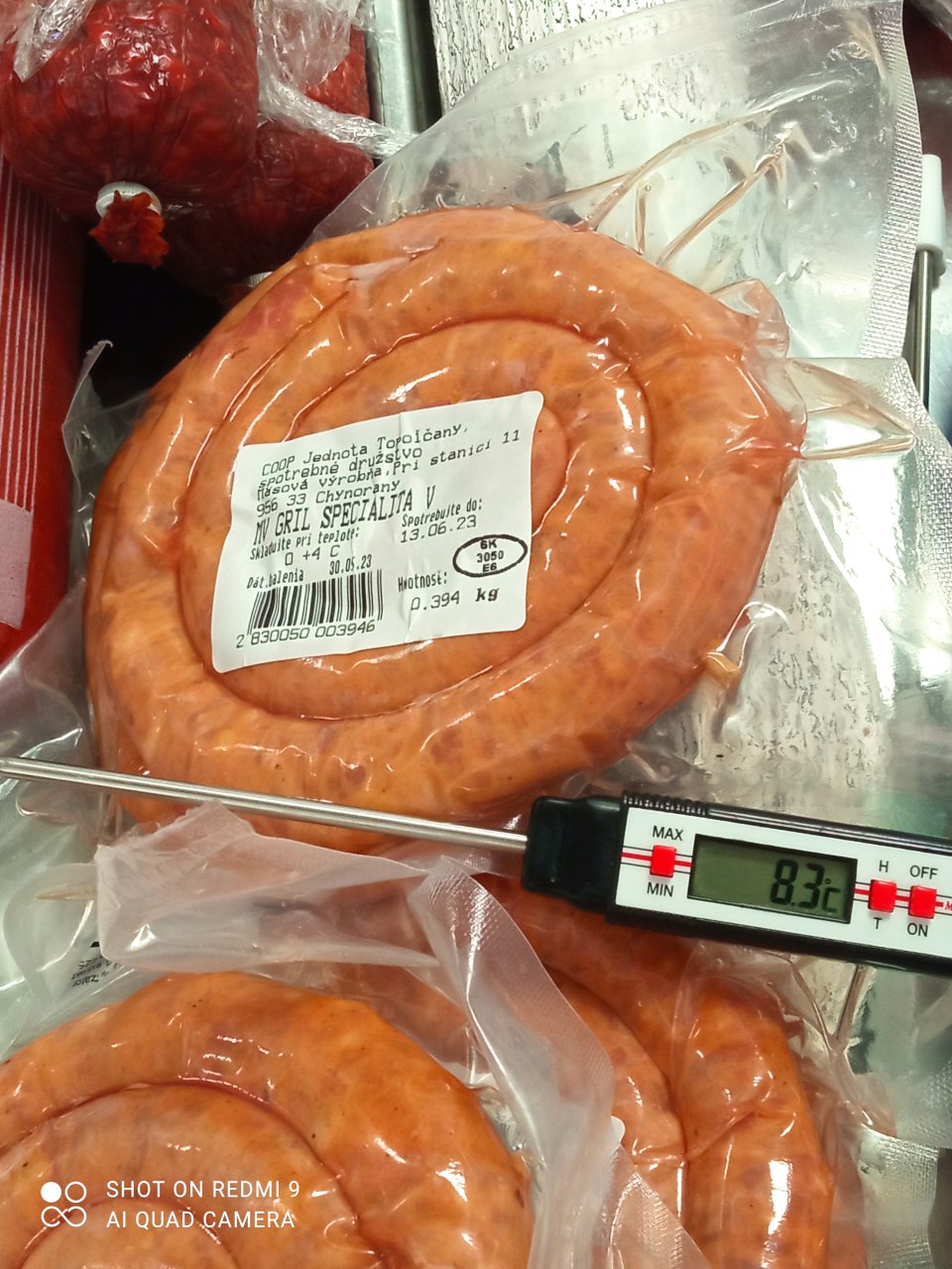 Mäsový výrobok vystavovaný pri teplote, ktorá nezodpovedá teplotným podmienkam uchovávania potravín deklarovaným výrobcom na spotrebiteľskom balení.