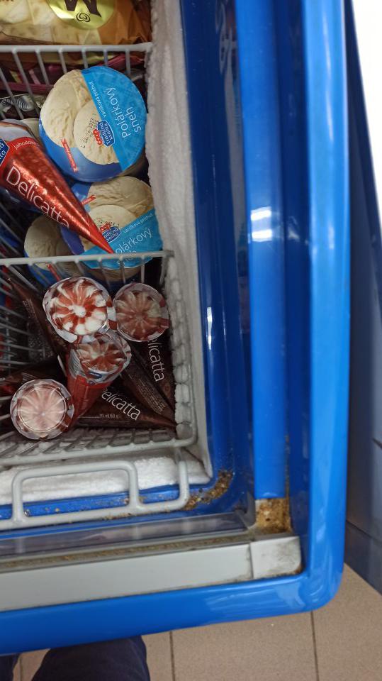 Znečistenie tesniacej a vodiacej lišty hrubou vrstvou nečistôt.