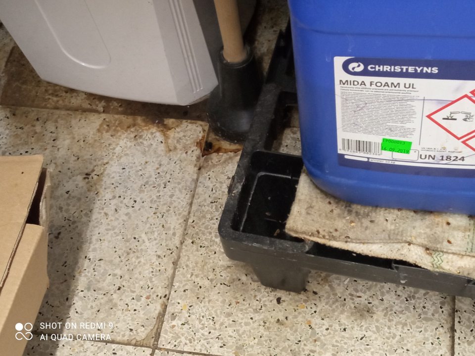 znečistenie podlahy v priestore výroby pekárskych výrobkov vyrobených dopečením