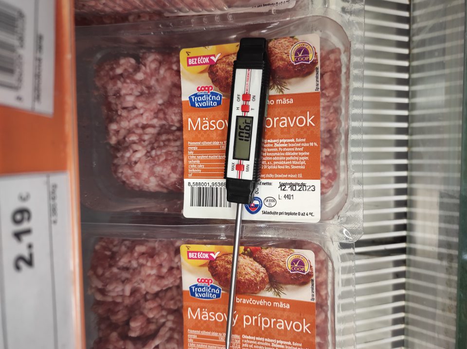 Nedodržanie podmienok uchovávania - nevyhovujúca teplota pri predaji potravín.