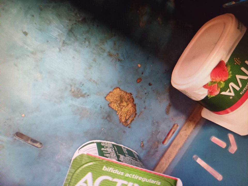 Uchovávanie potravín v nadmerne znečistenej plastovej prepravke slúžiacej na prepravu potravín.