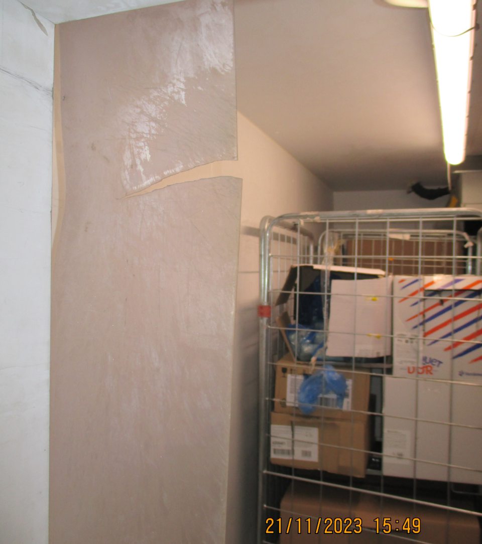 Za vstupnými dverami mraziaceho boxu uloženého v zázemí, poškodený termozáves.