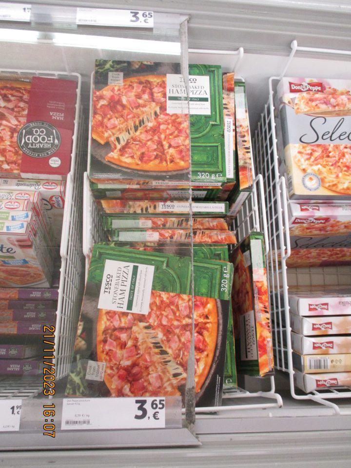 Na mraziacom boxe, v ktorom boli uskladnené hlbokozmrazené pekárenské polotovary, odtrhnutá celá lišta na plastových dvierkach a v mieste odtrhnutia výskyt plesne a špiny. Zvyšná hrana na dvierkach bola ostrá, čo predstavuje riziko poranenia zákazníkov a zamestnancov 