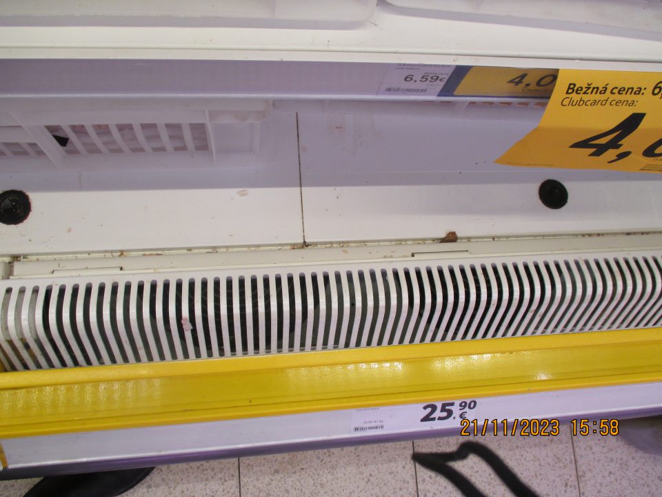 Na spodnej časti chladiaceho boxu s uskladneným spotrebiteľsky baleným chladeným hydinovým mäsom a chladeným lososom, sa pred kovovou mriežkou nachádzal nános špiny.